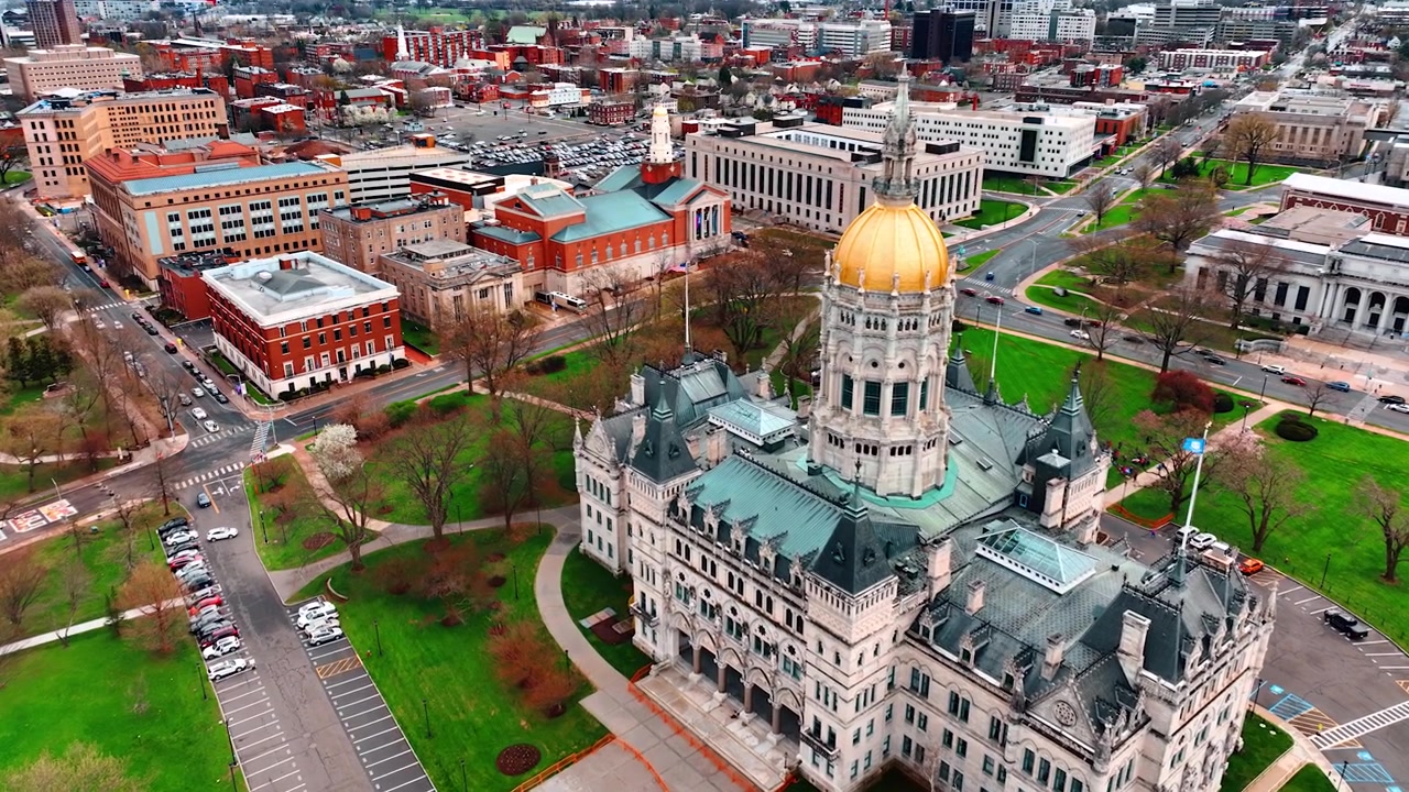 Smuk bygning af Connecticut State Capitol i Hartford, Connecticut, USA. Nærmer sig den pragtfulde bygning med drone.