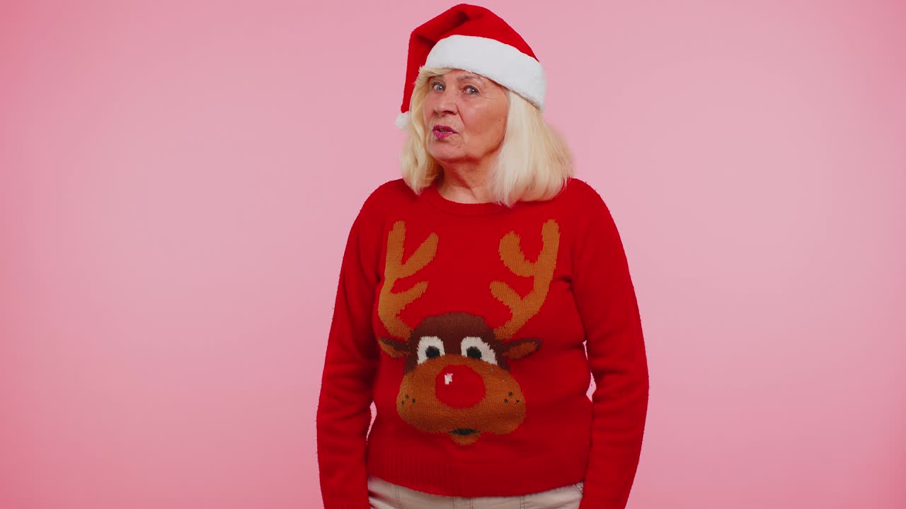 스웨터를 입은 할머니 여자 산타 크리스마스 선물 상자를 받고 놀라움의 행복을 표현