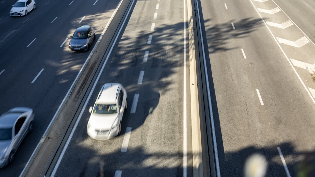 저녁 퇴근 시간 바르셀로나 고속도로의 교통 흐름 타임랩스