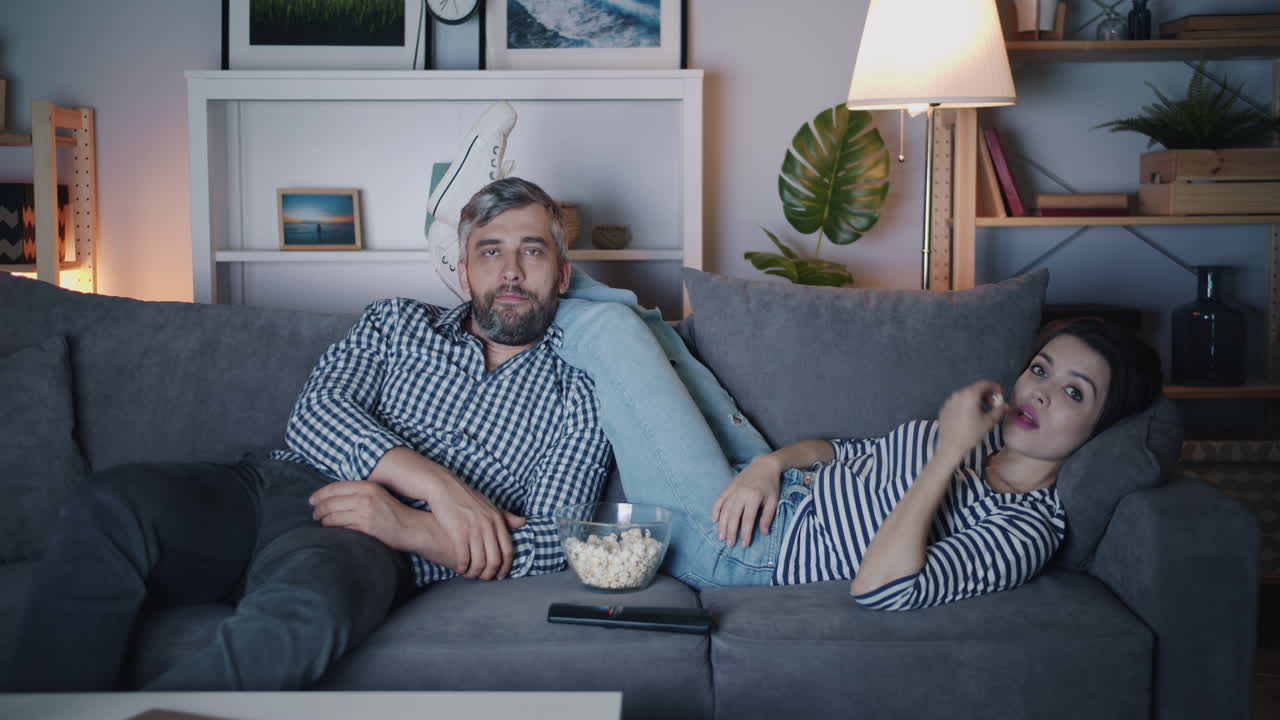 Paar entspannt zu Hause beim Film schauen