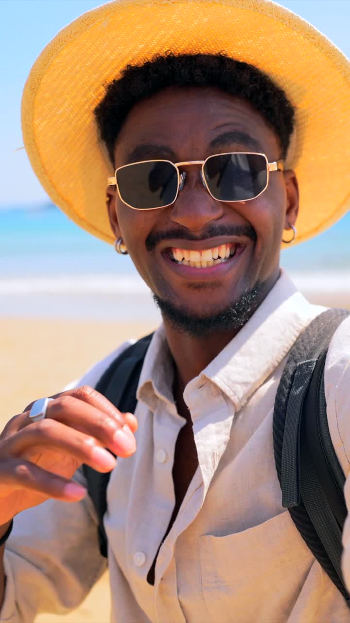 Uomo che si gode una vacanza al mare