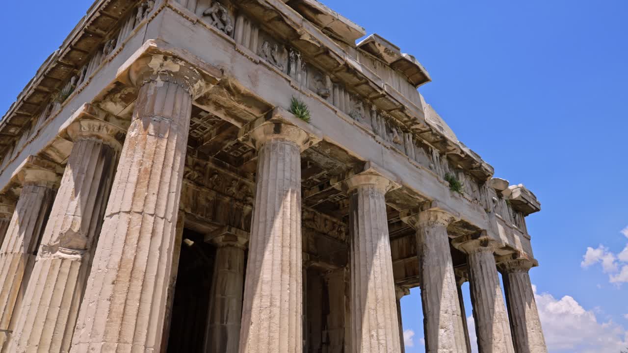 그리스 아테네에 있는 헤파에스투스 성전 앞에서 운동을 추적하고 있다.