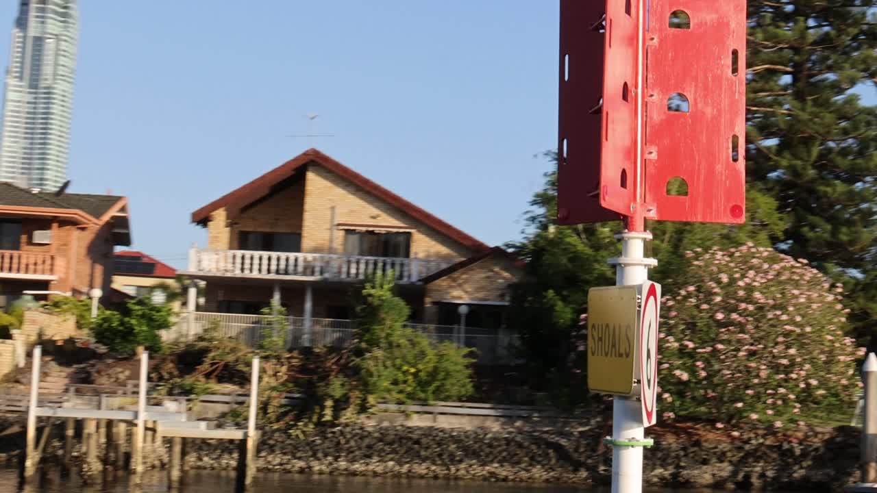 vista panorámica del horizonte de la ciudad y navegación fluvial