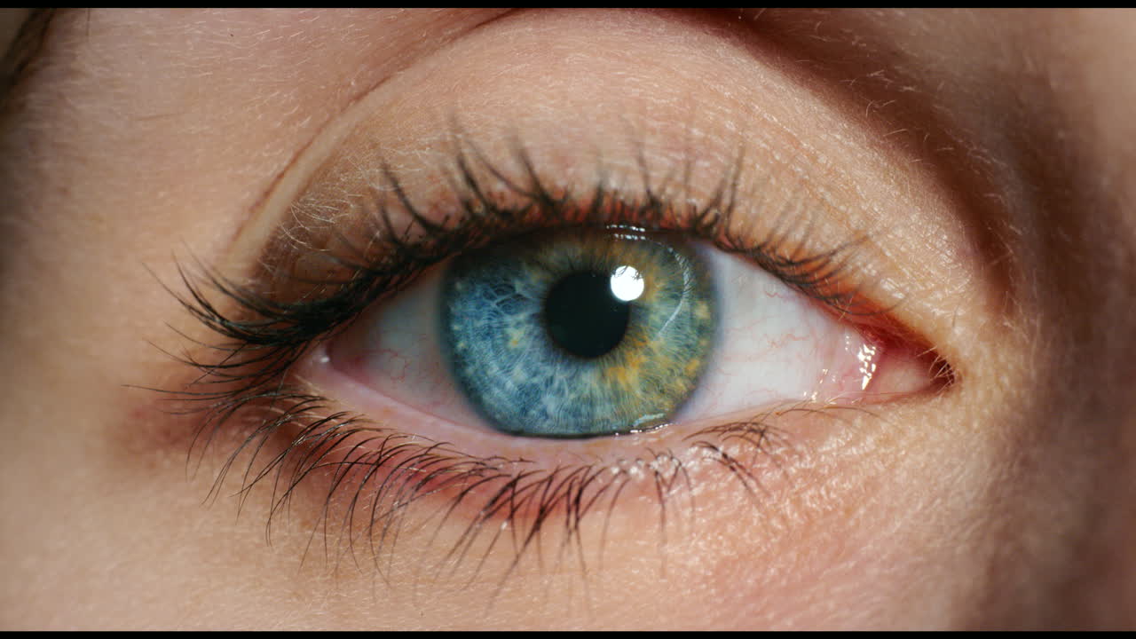 ojo azul, visión y lente de contacto de la cara de una mujer