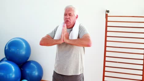 Älterer-Mann,-Der-Yoga-Macht