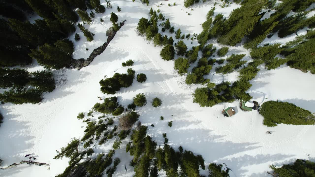 눈보라 속에서 길을 잃은 눈 덮인 길에서 공중으로 나선형으로 올라가는 모습