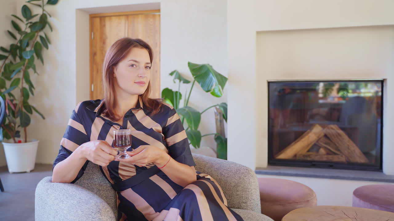 현대적인 거실에서 커피를 마시며 휴식을 취하는 여자