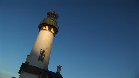 Una-Vista-Alegre-De-Mano-De-Un-Faro-Con-Luz-Solar-En-Su-Torre-Blanca