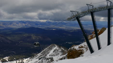 Vista-De-Las-Góndolas-Desde-La-Cima-De-La-Montaña-Mamut