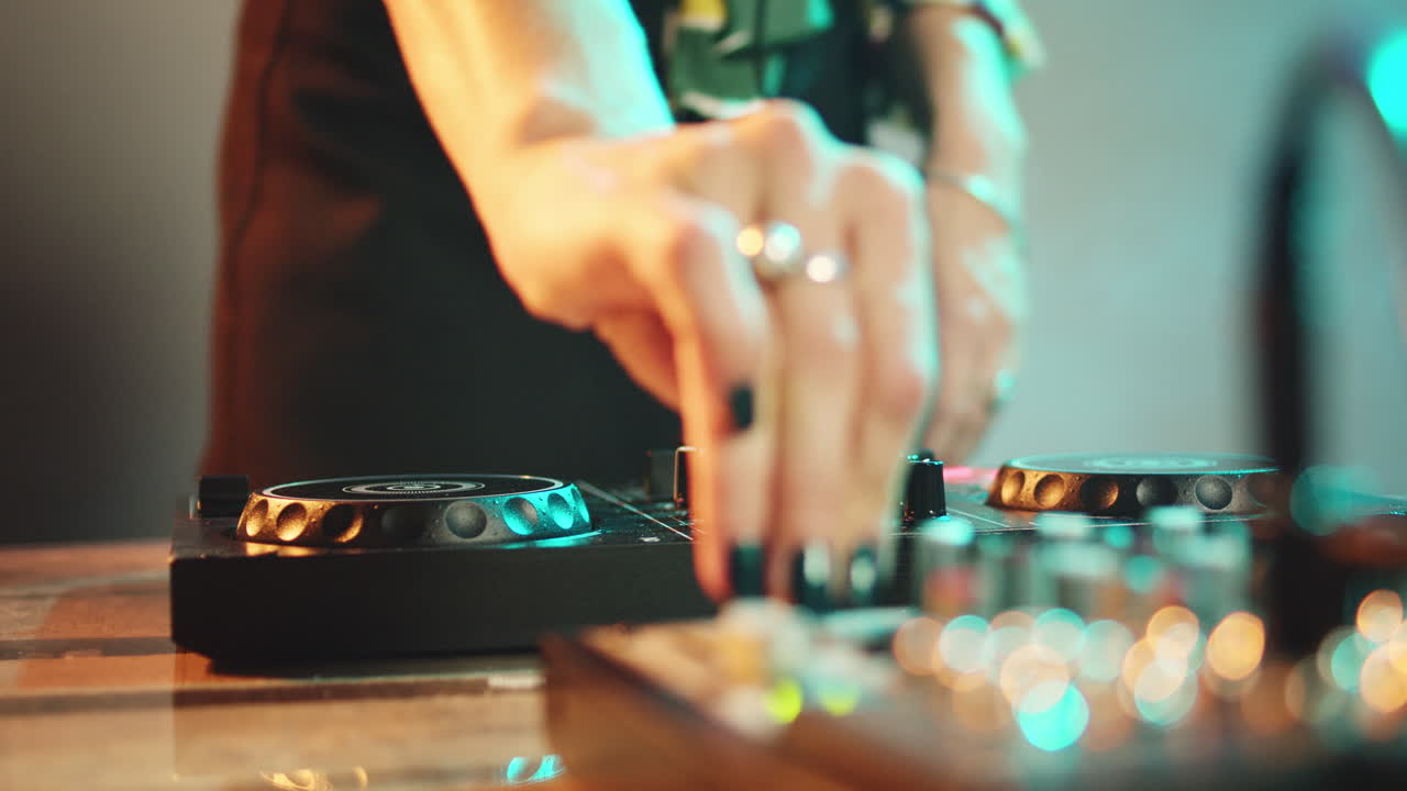 joven intérprete usando electrónica de dj y auriculares