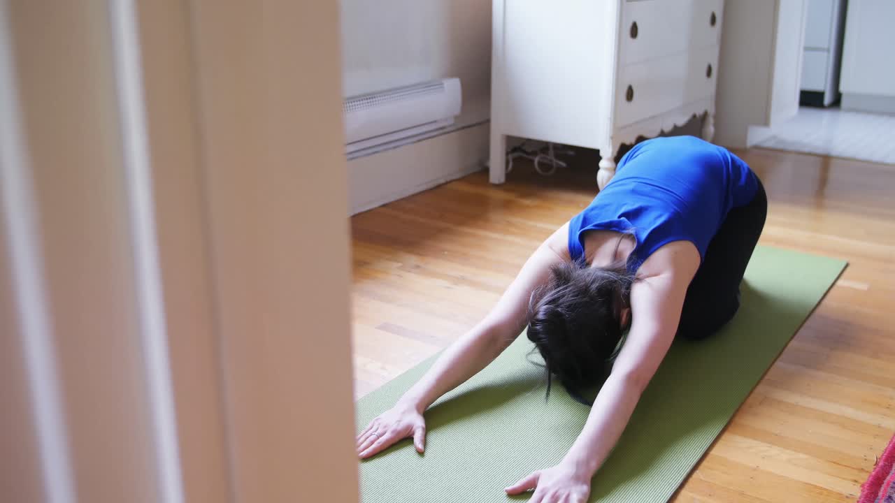 요가 4k를 수행하는 젊은 여성