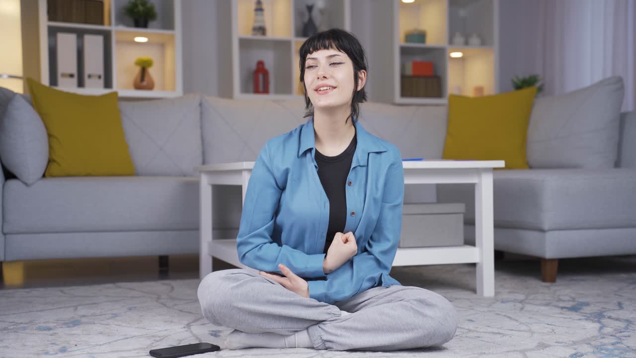 긍정적인 젊은 여성 행복하고 미소 짓고.