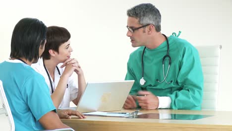 un ambicioso equipo médico teniendo una lluvia de ideas