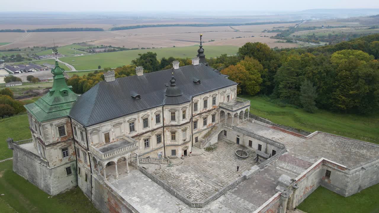 antiguo castillo de pidhirtsi cerca del pueblo de pidhirtsi en la región de lviv, ucrania occidental