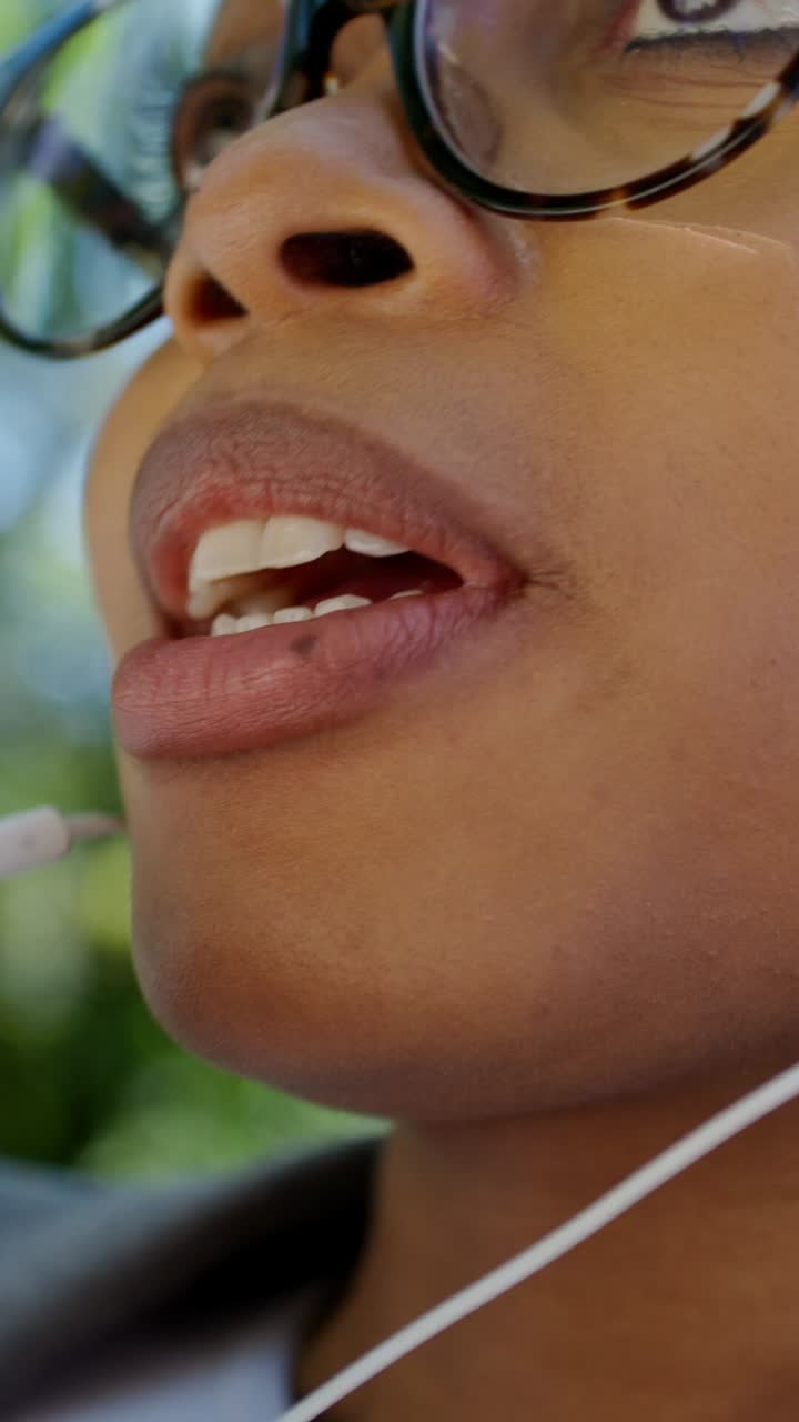 primer plano de una mujer con gafas y auriculares