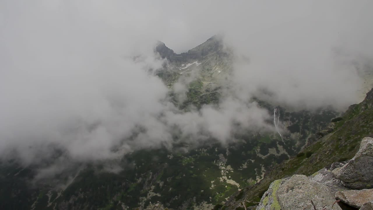 산 정상에서 움직이는 구름의 저속 촬영