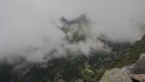 timelapse de nubes en movimiento en la cima de la montaña