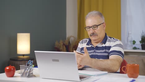 el anciano que trabaja en la oficina recibe buenas noticias.