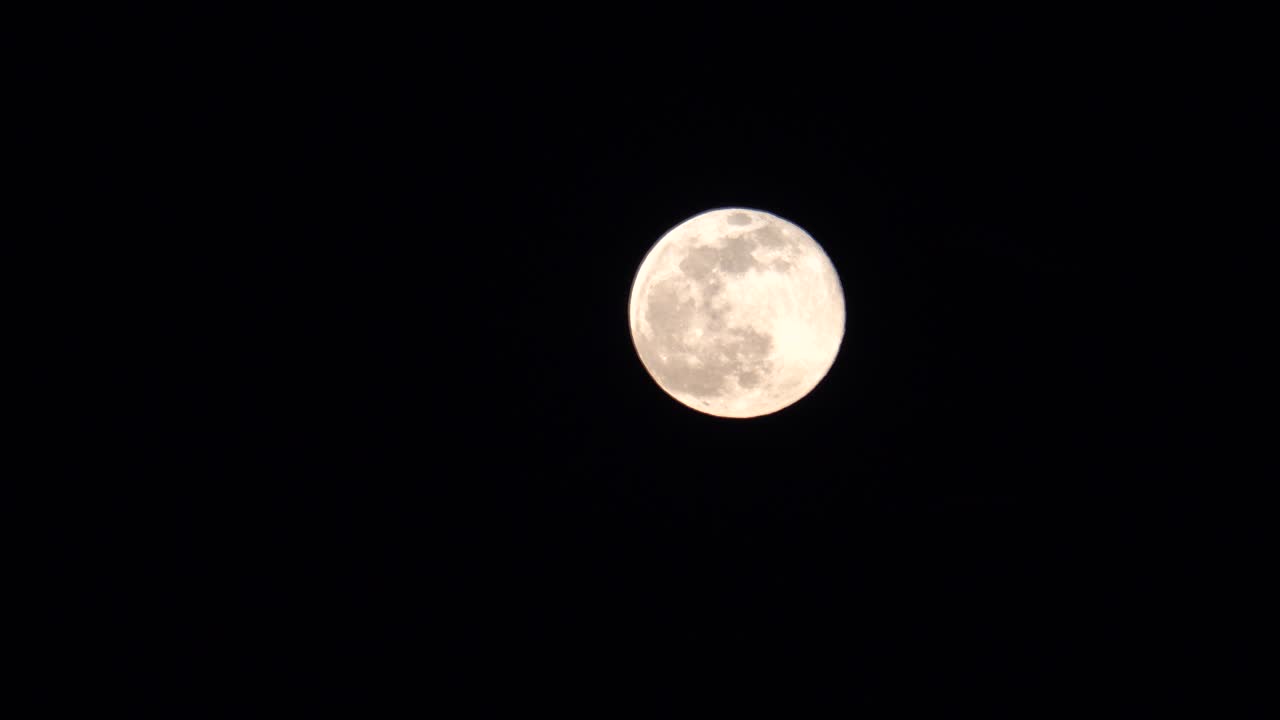 Lua Cheia Brilhante Contra um Céu Noturno Escuro