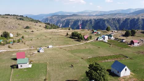 pueblo de montaña de nedajno y cañón vidikovac en el parque nacional de durmitor, montenegro - antena