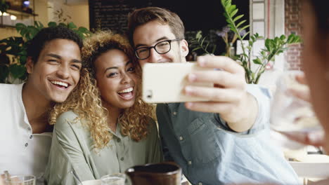 Schöne-Menschen,-Die-Ein-Selfie-Selbstporträtfoto-In-Einer-Café-Handykamera-Machen