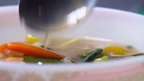 un plato de sopa de verduras