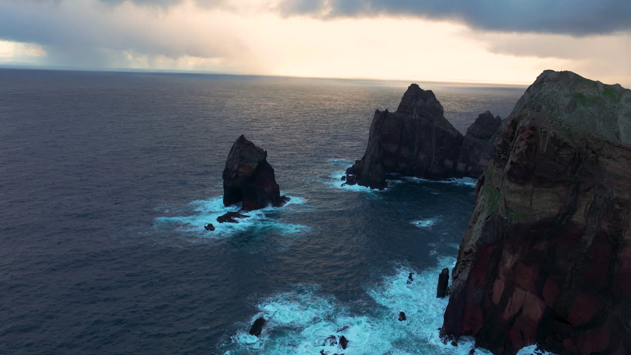 vista aérea de la pila de mar cerca de ponta do castelo al amanecer en ponta de sao lourenco, madeira, portugal