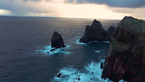 Vista-Aérea-De-La-Pila-De-Mar-Cerca-De-Ponta-Do-Castelo-Al-Amanecer-En-Ponta-De-Sao-Lourenco,-Madeira,-Portugal