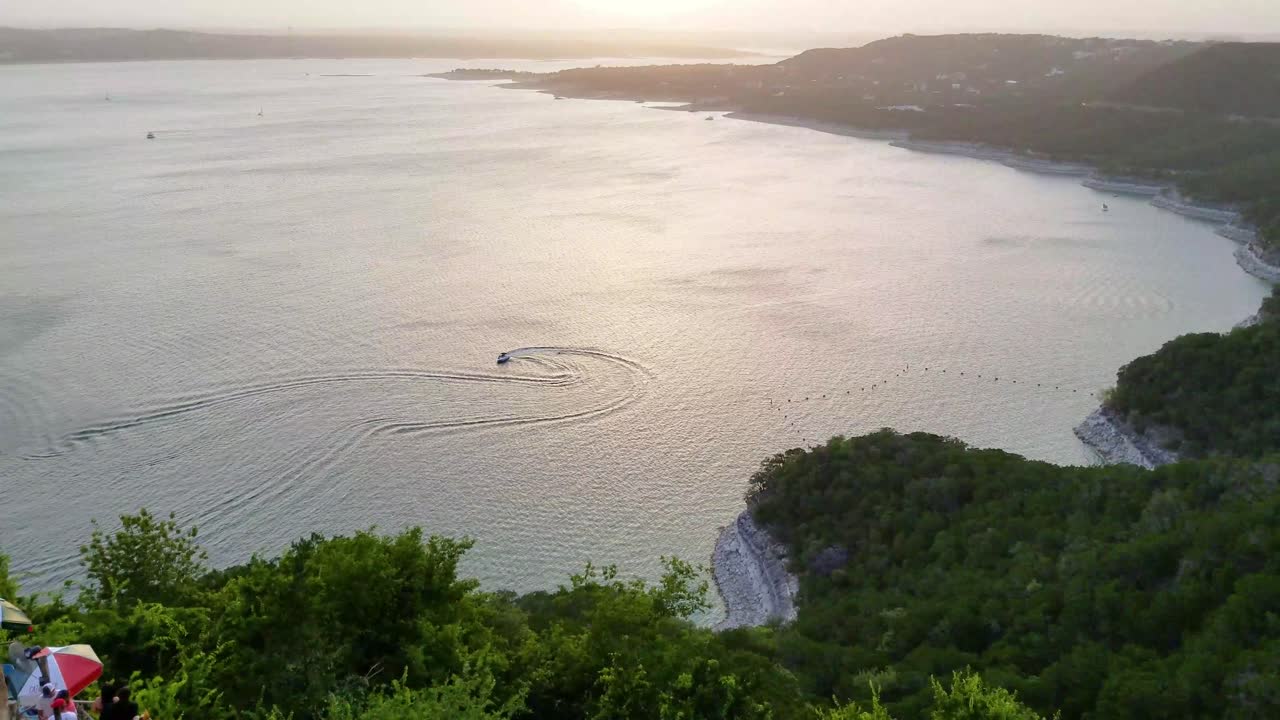 아프리카 먼지에 의해 영향을 받는 호수에 일몰