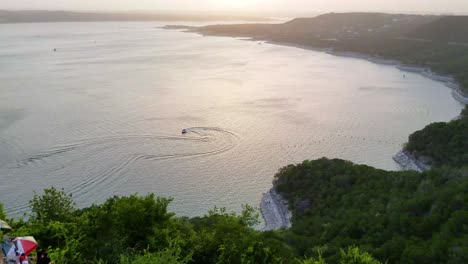 Sonnenuntergang-Am-See,-Der-Von-Afrikanischem-Staub-Betroffen-Ist