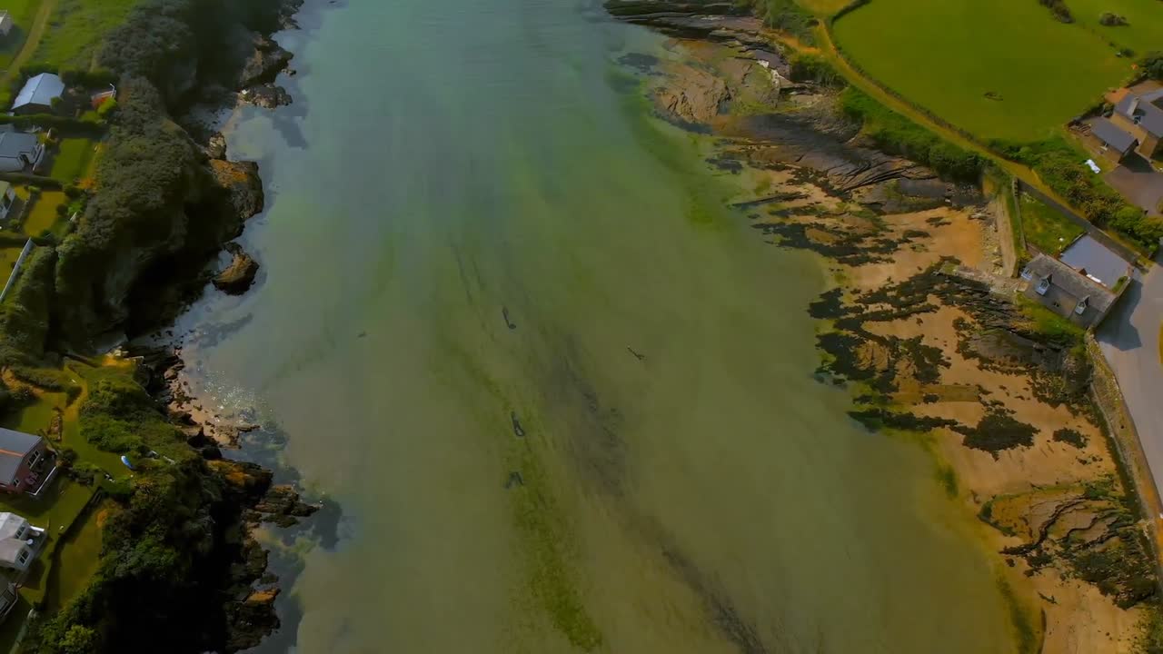 바다 와 산 의 공중 전망 4k