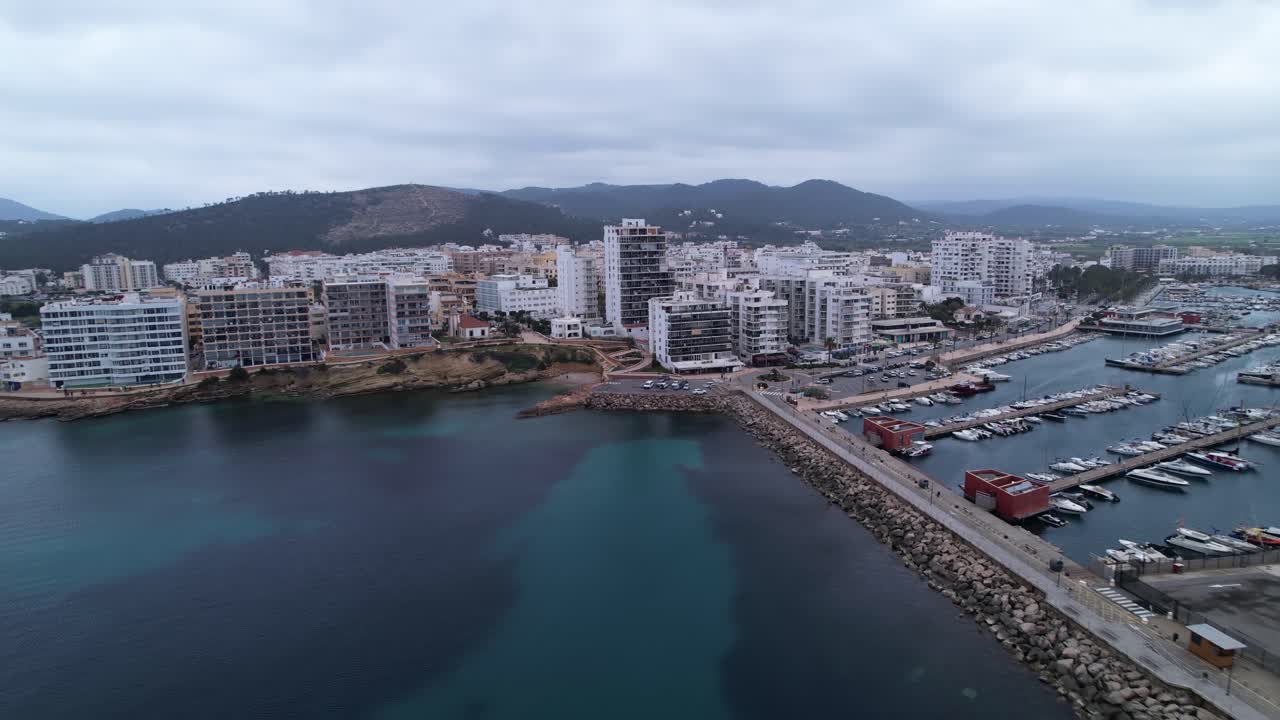 la ciudad densamente poblada de sant antoni de portman en ibiza, españa