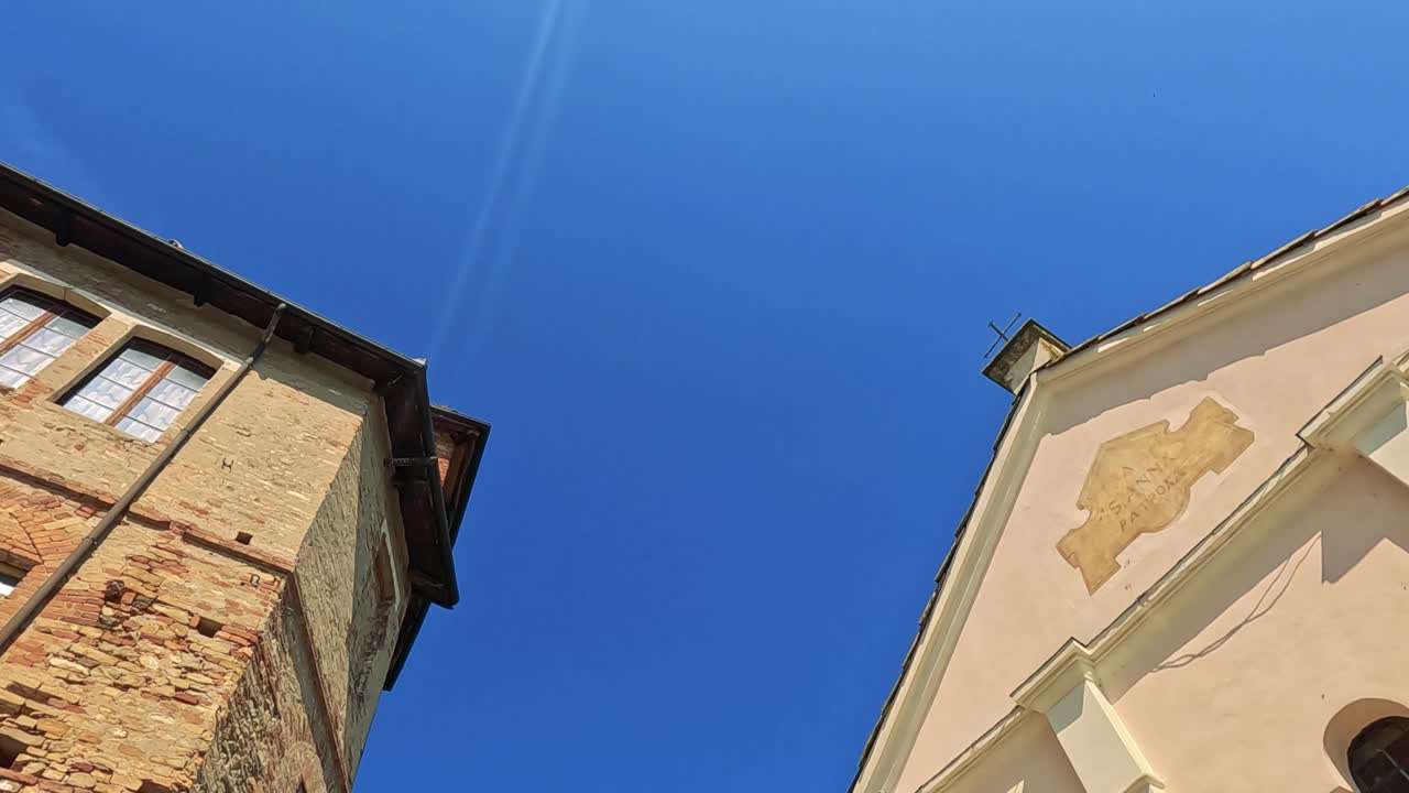 arquitectura histórica bajo un cielo azul brillante