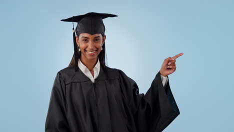 mujer feliz, graduación y señalando a la lista