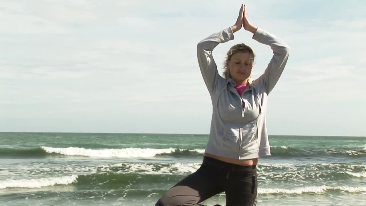 Donna che praticano lo yoga