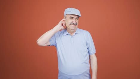 un anciano con picazón en las orejas.