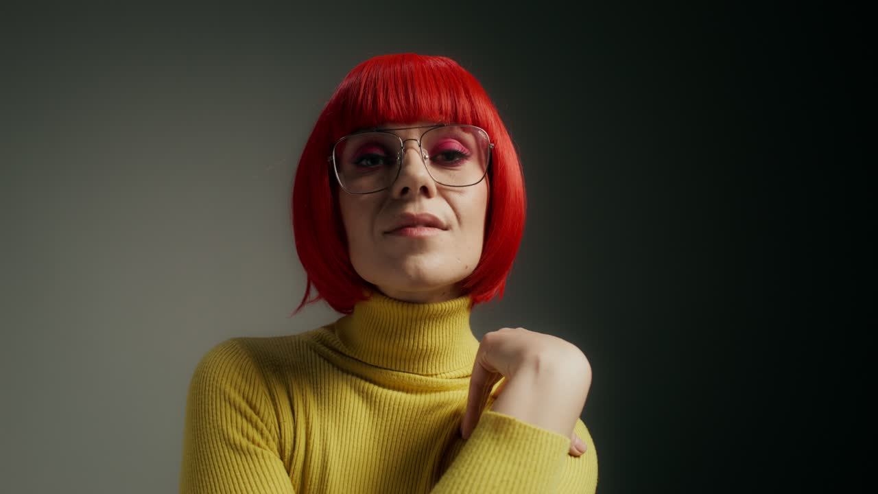 레트로 옷을 입은 세련된 여성