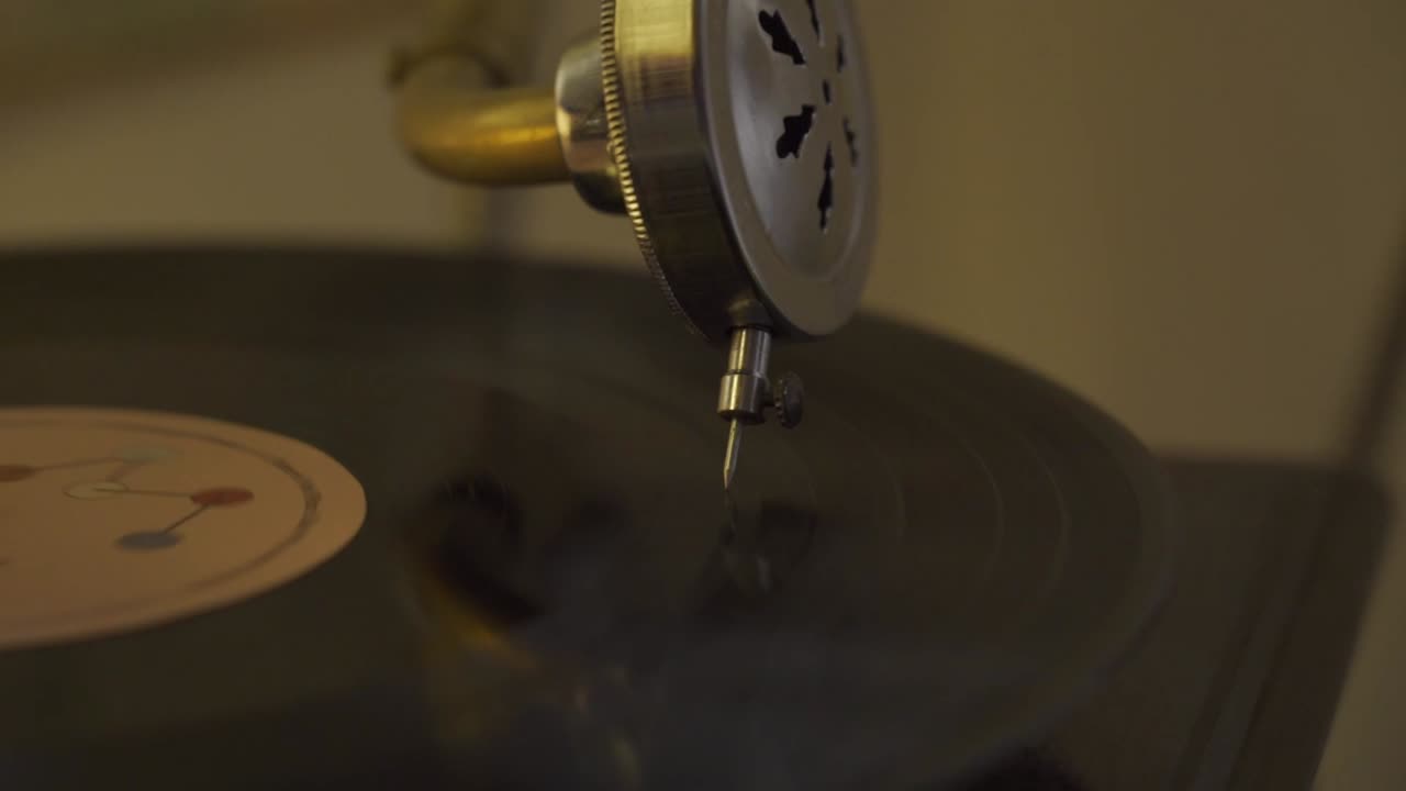 턴테이블에서 회전하는 레코드