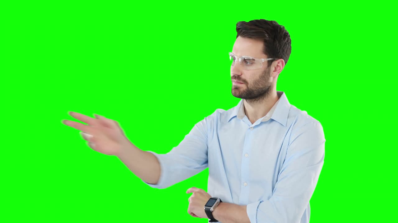 Uomo tocca schermo digitale