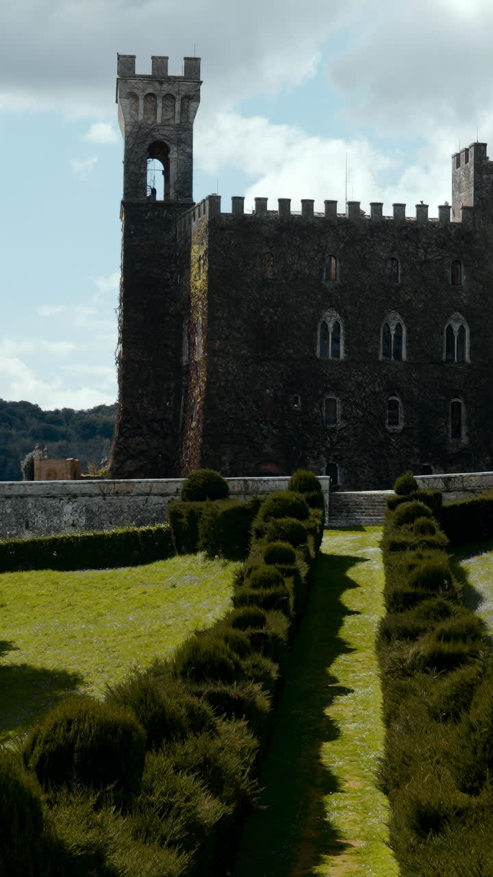 Un maestoso castello con un bellissimo giardino