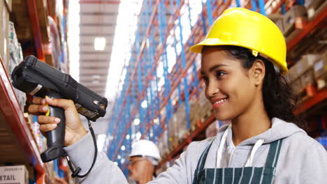 Warehouse-workers-working-together-