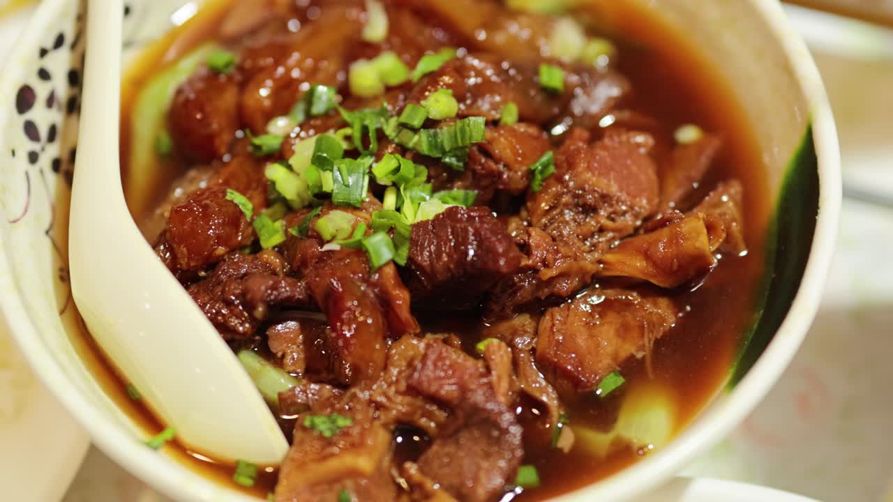 saboreando una sabrosa sopa de carne de res y verduras