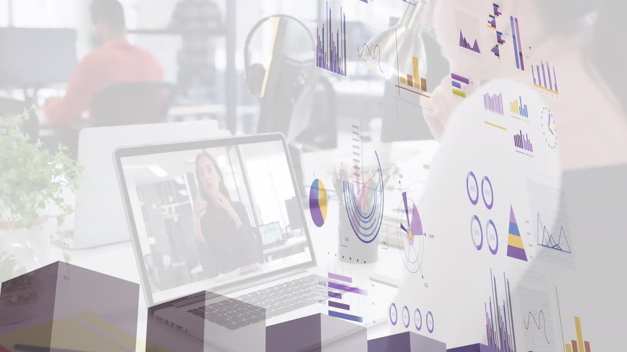 사무실에 있는 백인 사업가 여성에 대한 금융 데이터 처리의 애니메이션