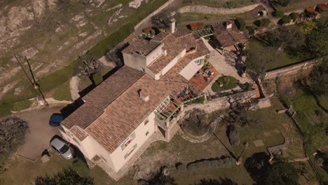 Luxuriöse-Villa-An-Der-Französischen-Riviera-Mit-Blick-Auf-Das-Mittelmeer,-Sonniger-Tag