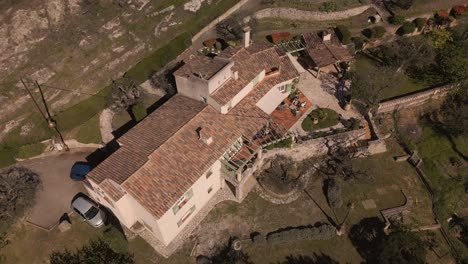 villa de lujo en la riviera francesa, con vistas al mediterráneo, día soleado