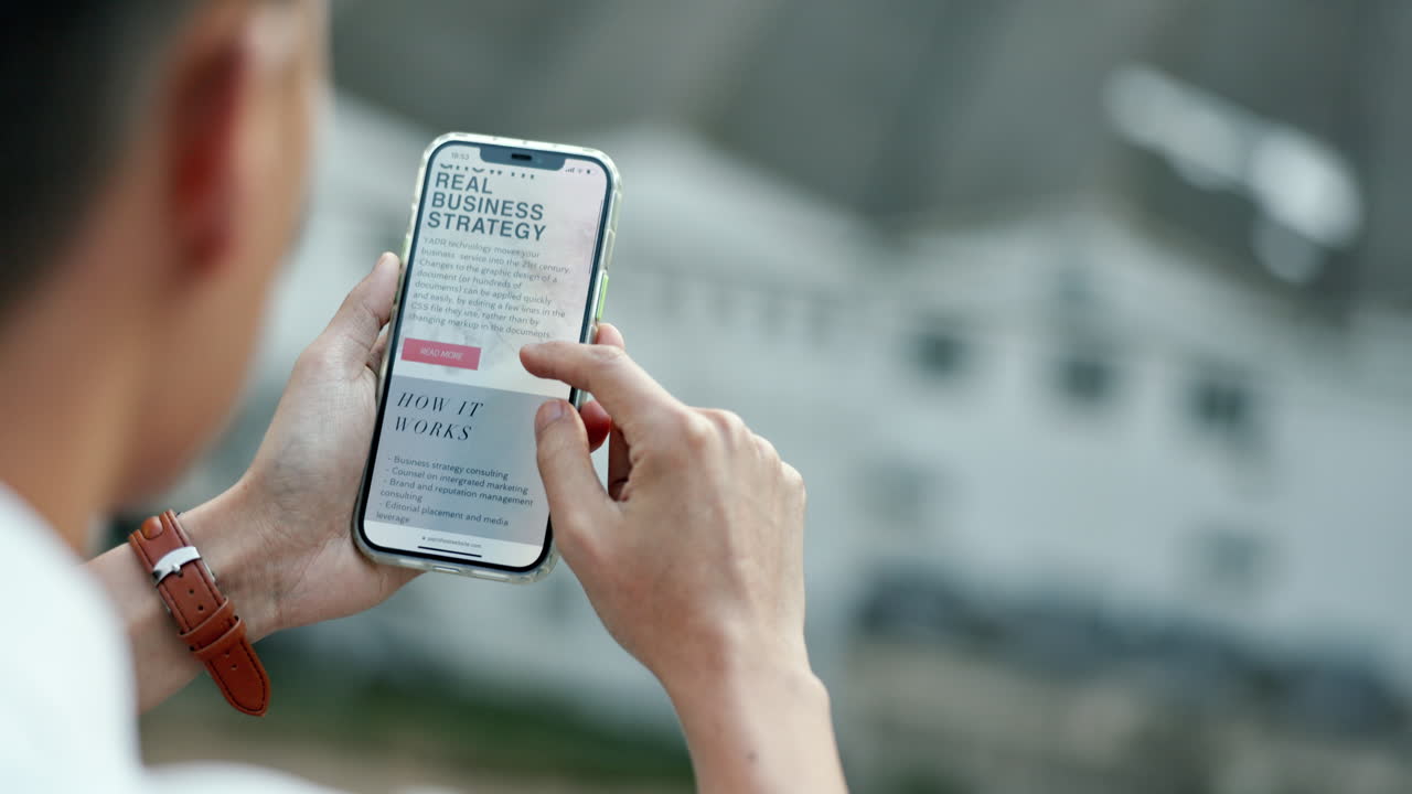 búsqueda, sitio web y teléfono con las manos