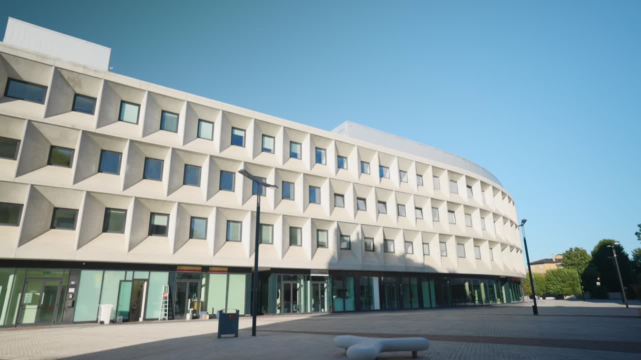 nueva zona residencial moderna para peatones y edificio en brianza, italia