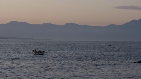 Barcos-De-Pesca-En-El-Agua