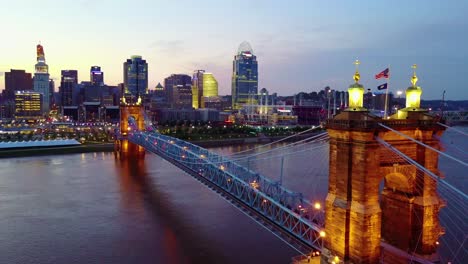 Una-Hermosa-Toma-Aérea-De-La-Noche-De-Cincinnati,-Ohio,-Con-El-Puente-Que-Cruza-El-Río-Ohio-En-Primer-Plano-7