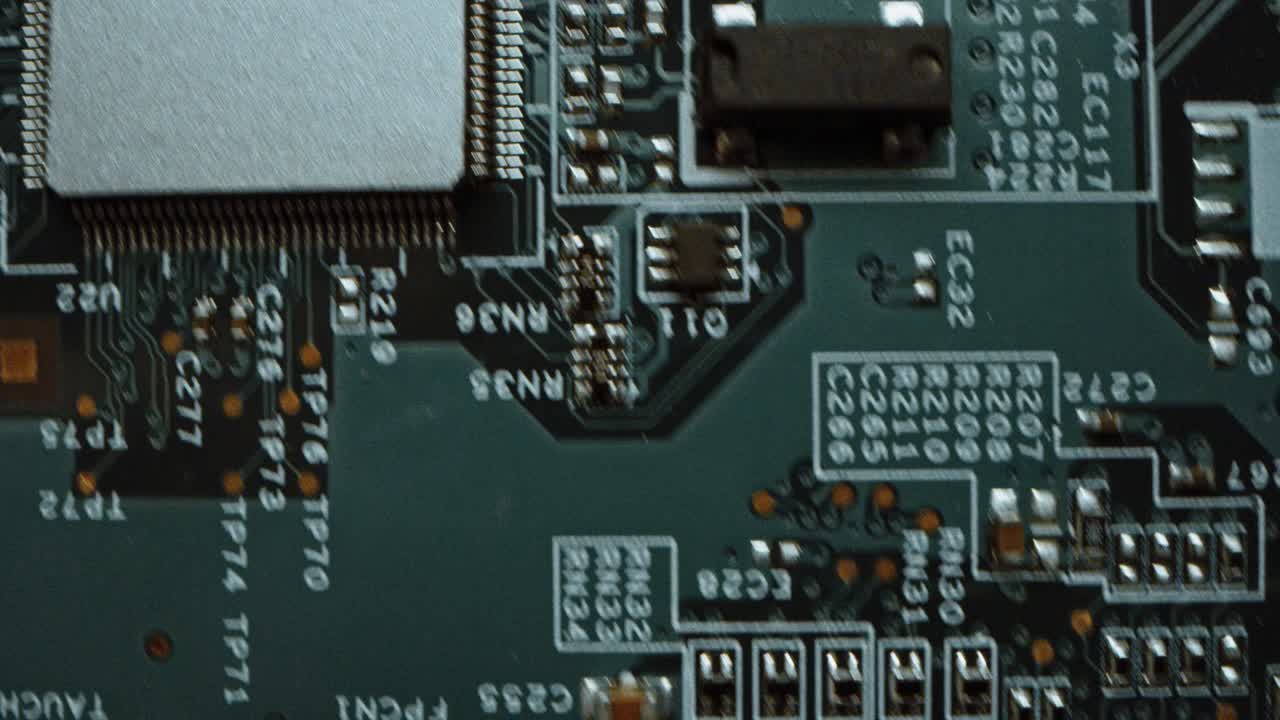 placa de circuitos impresos de colores, componentes de la placa base de la computadora: microchips, procesador de cpu, transistores, semiconductores. dentro del dispositivo electrónico, partes de la supercomputadora. vista superior macro en movimiento